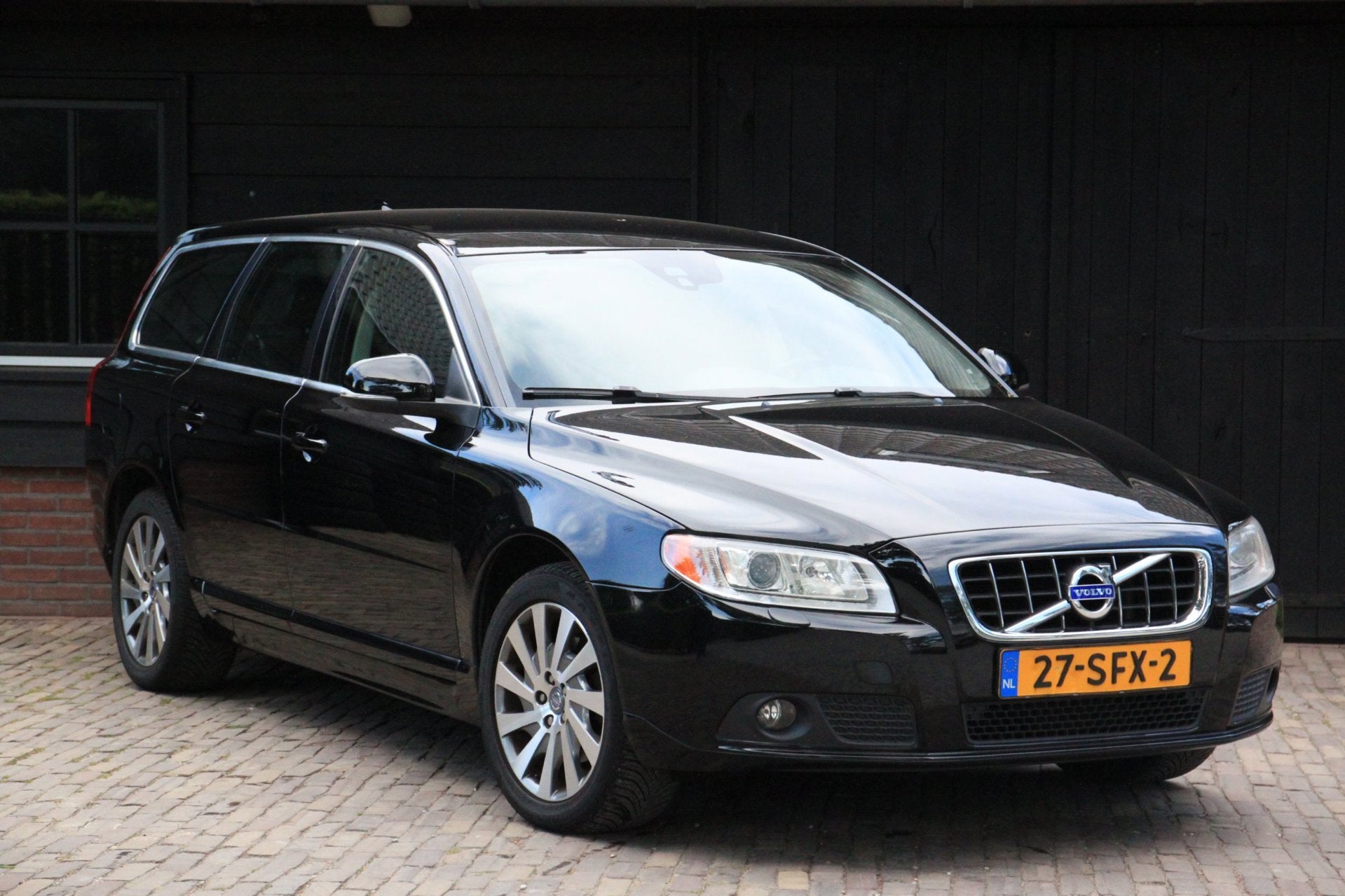 Volvo V70 1.6 T4 Limited Edition Xenon/Leer/Parkeersensor/Ap, Auto's, Volvo, Voorwielaandrijving, 15 km/l, Gebruikt, Zwart