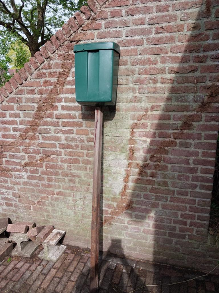 Groene PTT kunststof brievenbus met hardhouten paal, Tuin en Terras, Brievenbussen, Ophalen of Verzenden, Gebruikt, Kunststof