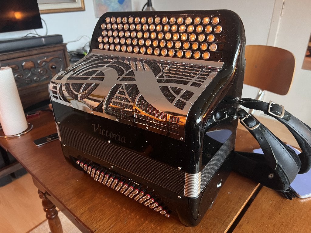 Victoria Ac425SF Montparnasse, Muziek en Instrumenten, Met koffer, Zo goed als nieuw, 96-bas, Knopaccordeon