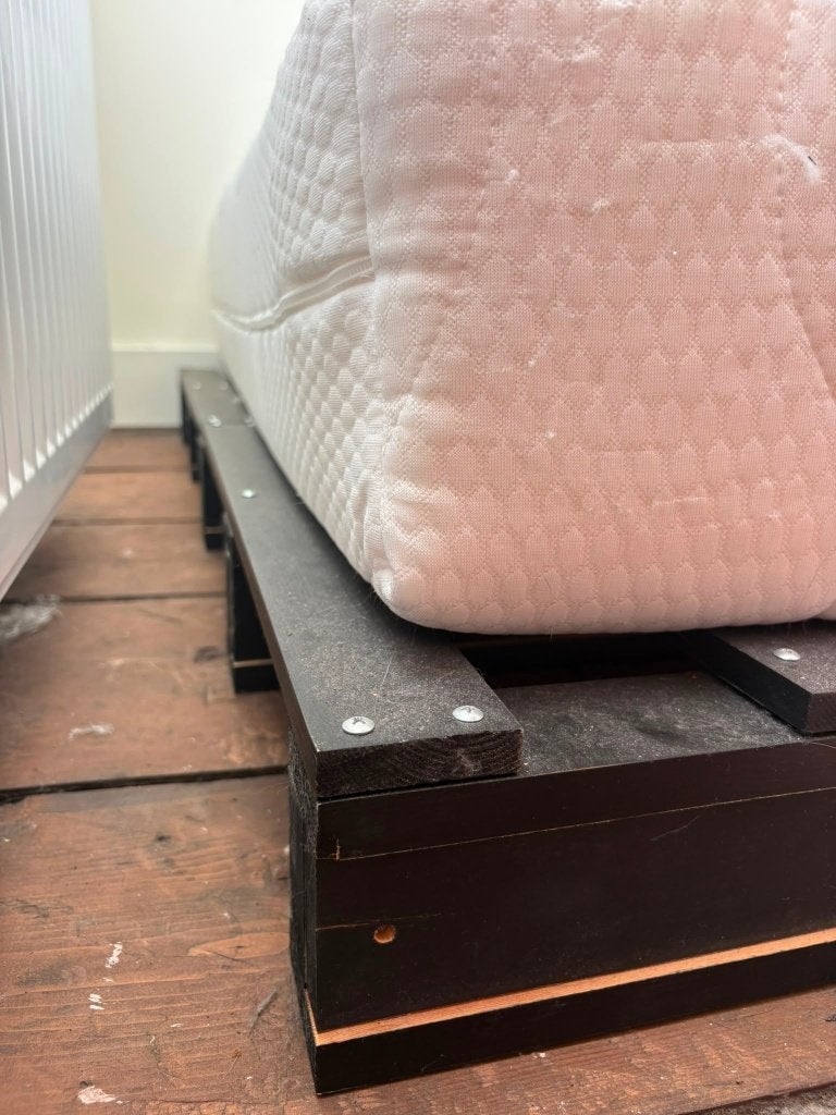 Palletbed inclusief matras -  nooit in geslapen, Gebruikt, Zwart, Ophalen of Verzenden, Twijfelaar