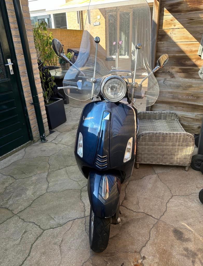 Donkerblauwe Vespa Primavera, Fietsen en Brommers, Ophalen, Gebruikt, Overige modellen