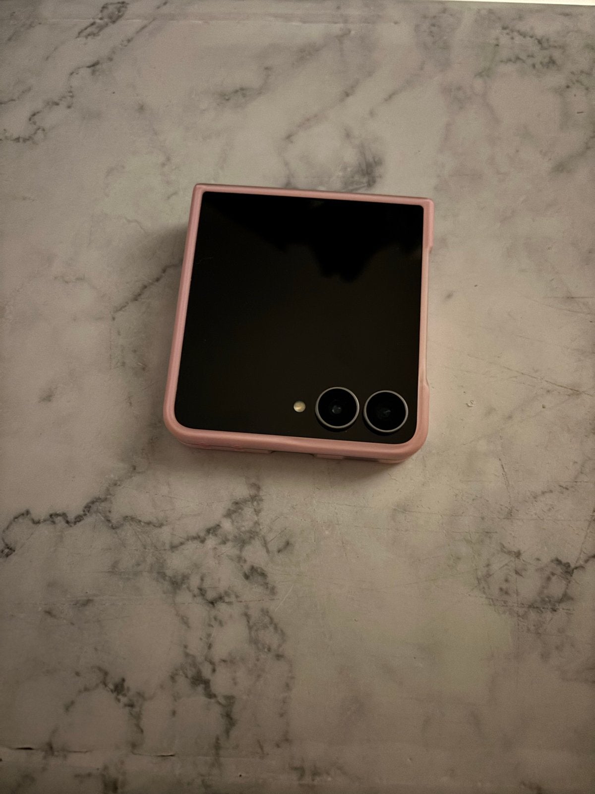 Foto 2 van Samsung Galaxy Z Flip 8 - Zo goed als nieuw, 2 jaar garantie