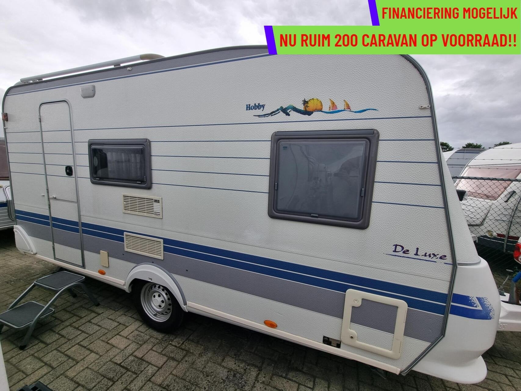 Hobby de luxe 440 FRANSBED + VOORTENT + LUIFEL + UITBOUW, Caravans en Kamperen, Caravans, Hobby, Bedrijf, 6 tot 7 meter, Hordeur