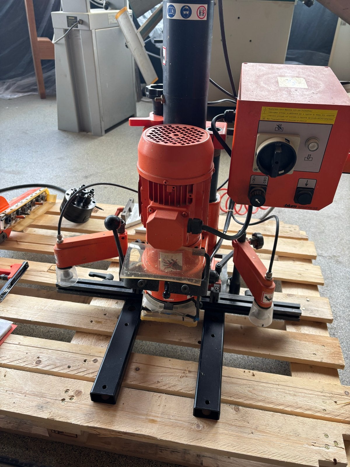 Blum Minipress Boormachine voor Scharnieren en Beslag, Ophalen