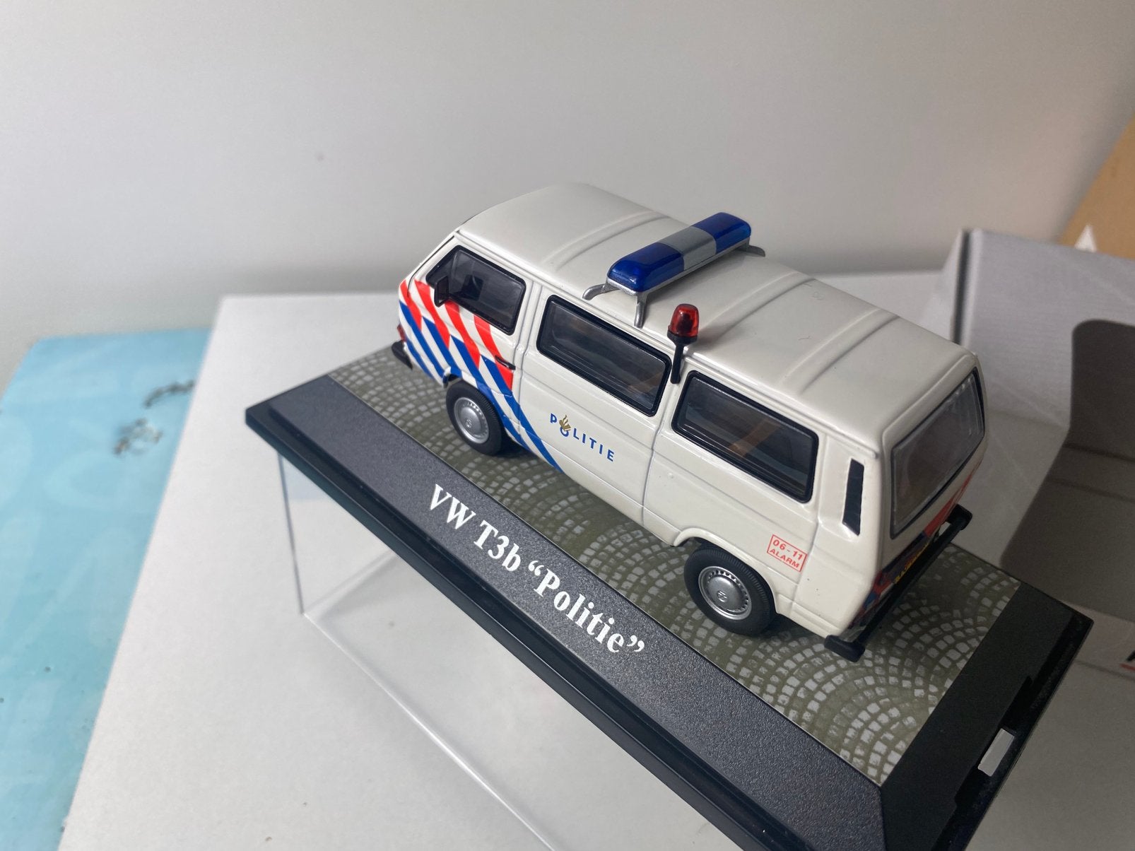 1:43 VOLKSWAGEN T3b-“POLITIE”-with carton and cover carton, Ophalen of Verzenden, Nieuw, Bus of Vrachtwagen, Overige merken