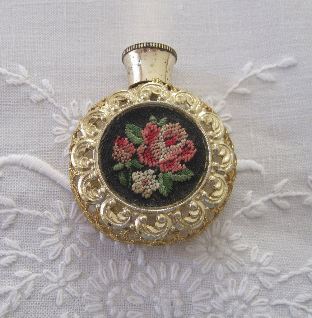 Parfumflesje met geborduurd roosje, petit point, Antiek en Kunst, Curiosa en Brocante, Ophalen of Verzenden