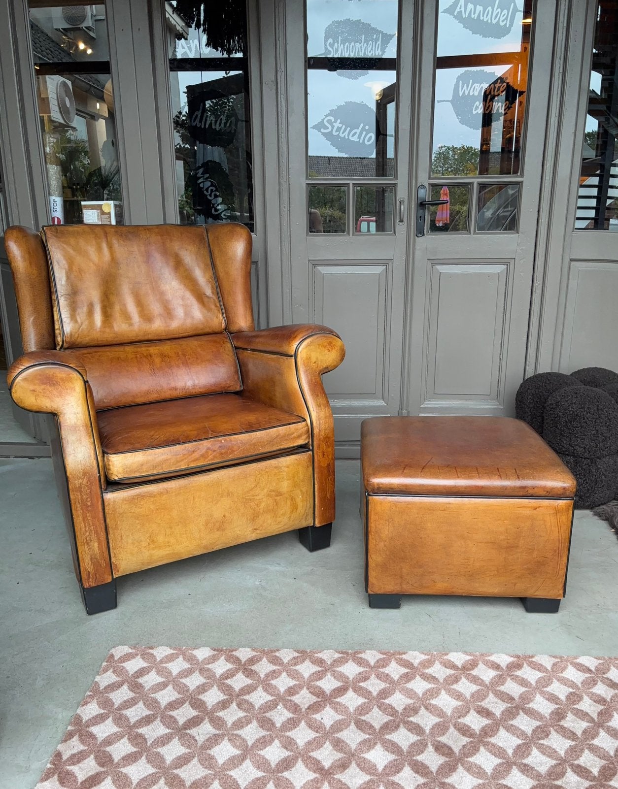 Schapenleren Oorfauteuil met hocker Lounge Atelier, Ophalen, Wwe.plein5living.nl, Gebruikt, Lounge Atelier