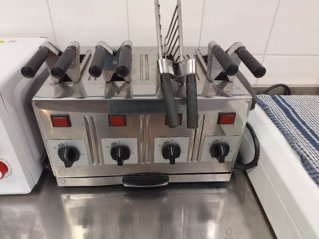 Professionele 4-slots tosti apparaat - 2400W, Ophalen, Gebruikt, Uitneembare kruimellade