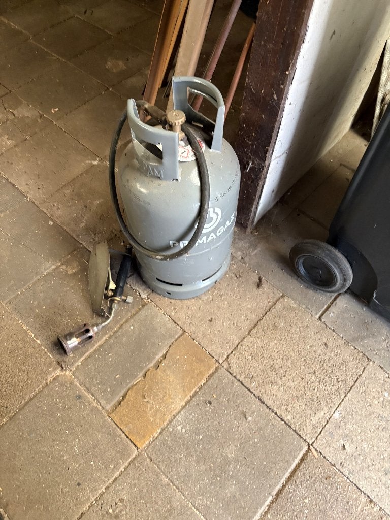 Gasbrander met halve fles inhoud, Ophalen, Gebruikt