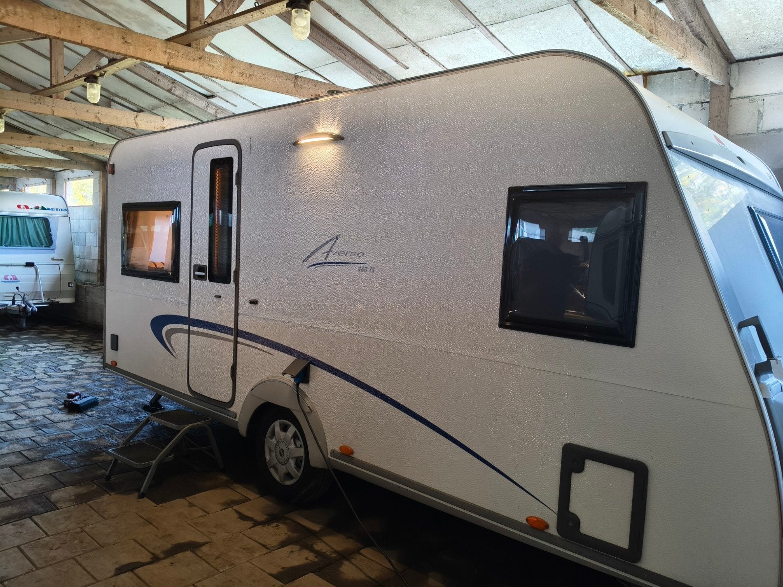 Burstner Averso 460 TS - Complete en Luxe Caravan, Caravans en Kamperen, Caravans, Schokbreker, Vast bed, Rondzit, Particulier