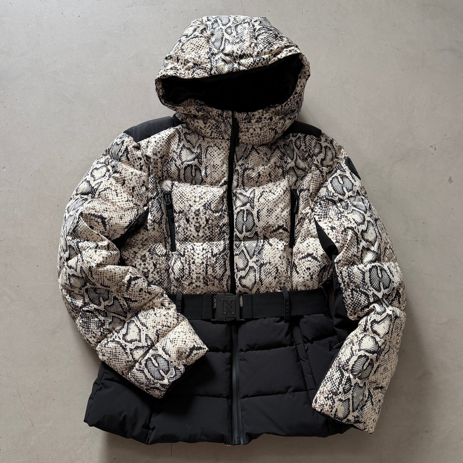 NIKKIE Uriel Ski Jas Snake maat 42, Kleding | Dames, Ophalen of Verzenden, Zo goed als nieuw, Maat 42/44 (L), Jack