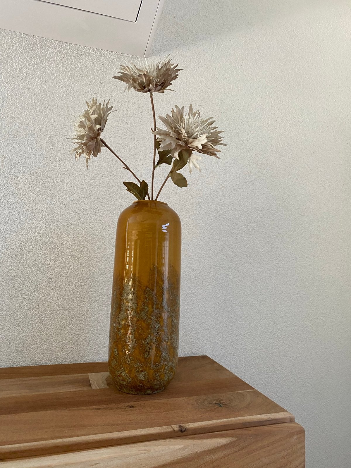 Okergele stenen vaas met kunsttak, 40 cm hoog, Huis en Inrichting, Gebruikt, Geel, Inclusief decoratie, Ophalen of Verzenden