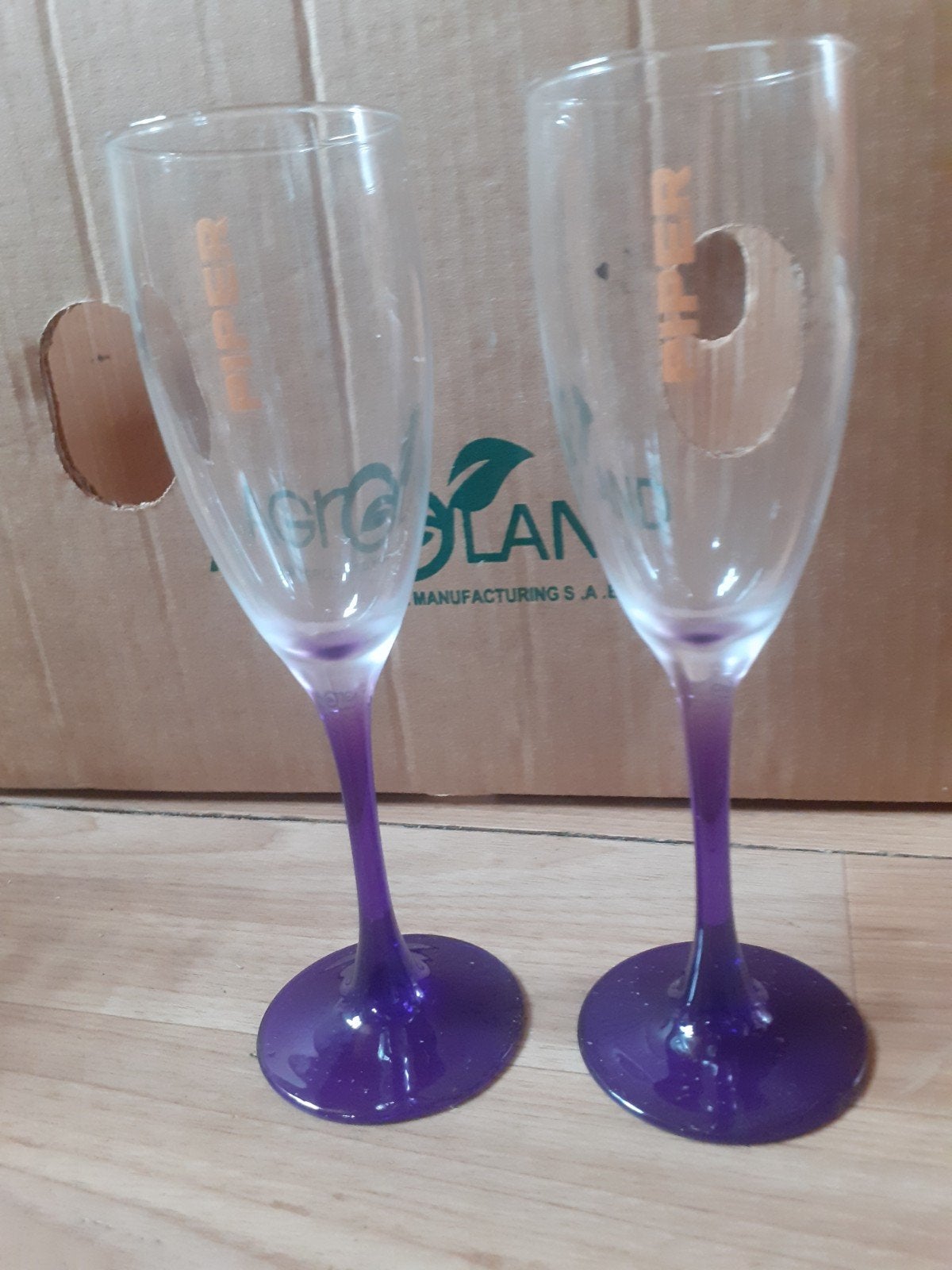 2 Piper-Heidsieck champagneglazen met paarse voet, Ophalen of Verzenden, Glas, Overige stijlen, Glas of Glazen