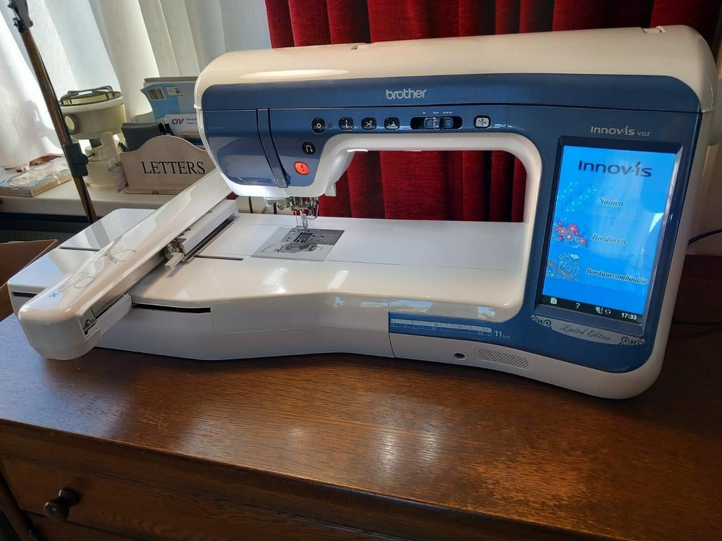 Prachtige V5 gelimiteerde editie naai / borduurmachine., Hobby en Vrije tijd, Naaimachines en Toebehoren, Ophalen, Zo goed als nieuw