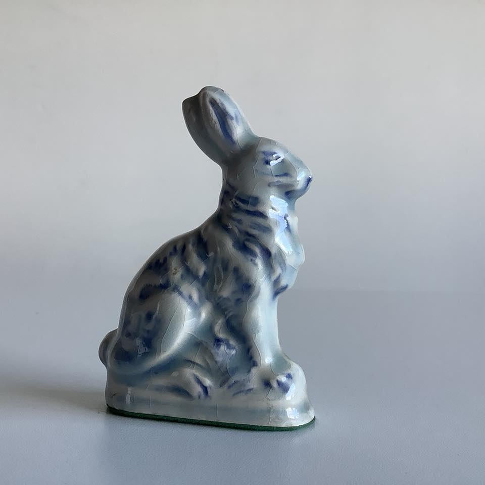 leuk beeldje van een haasje in craquelé, Verzamelen, Beelden en Beeldjes, Ophalen of Verzenden, Zo goed als nieuw, Dier