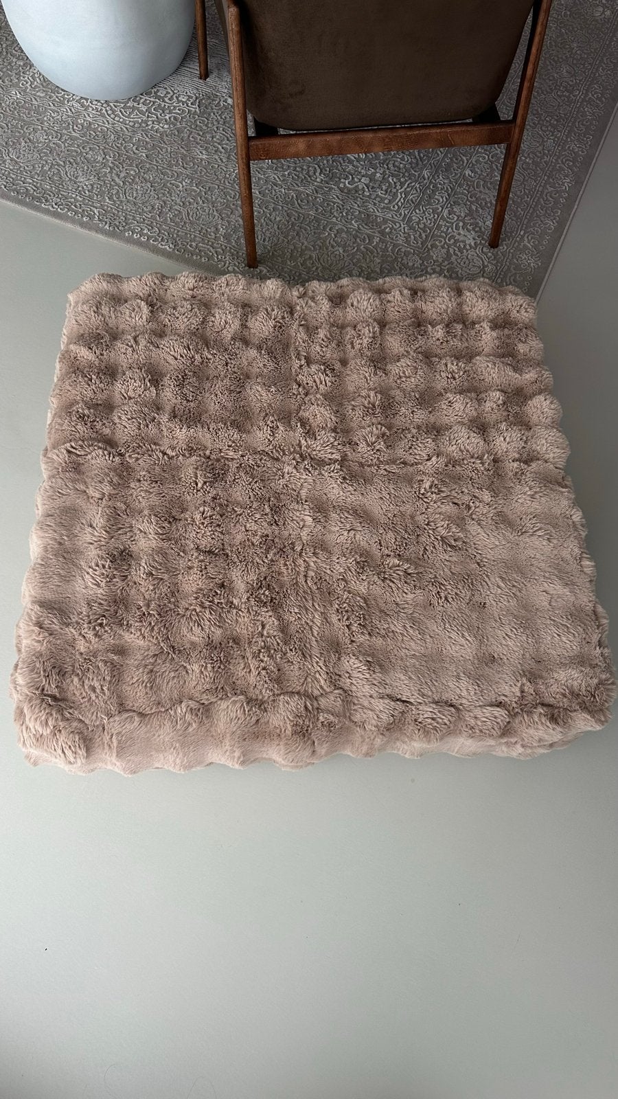 Groot pluizige beige/taupe poef, Ophalen, Zo goed als nieuw, Rechthoekig