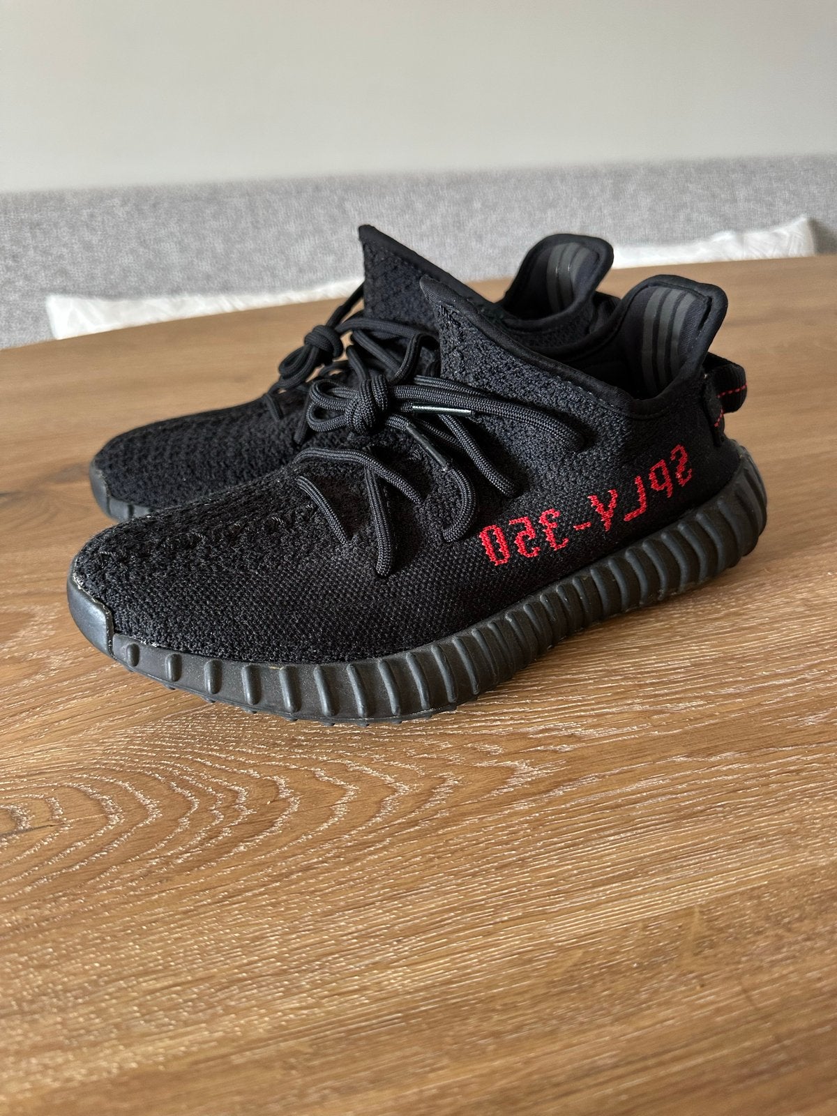 Adidas Yeezy Boost 350 V2 Black/Red - Maat 40 2/3, Verzenden, Zo goed als nieuw, Zwart, Sneakers of Gympen