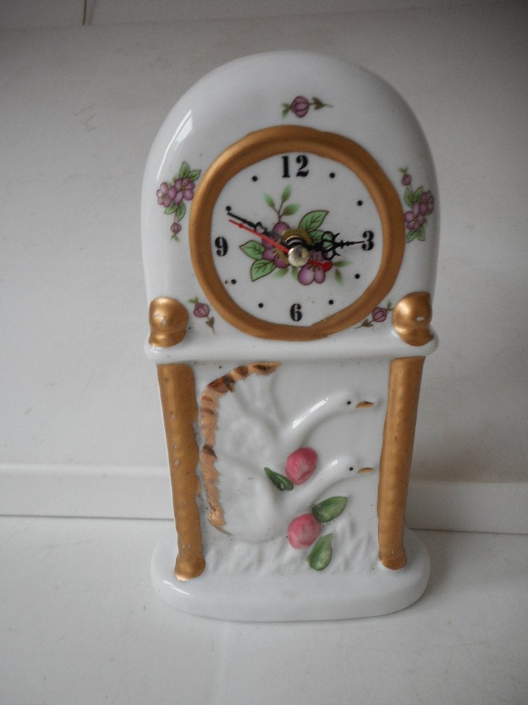 Romantisch klokje porselein. Bloemetjes zwanen. Vintage., Ophalen, Vintage, Analoog, Zo goed als nieuw