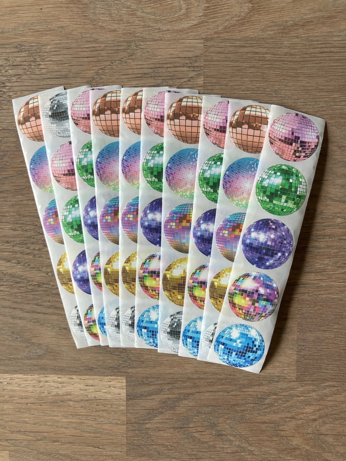 50 Disco Bal Stickers 2,5 cm - Diverse Kleuren, Ophalen of Verzenden, Nieuw, Meerdere stickers