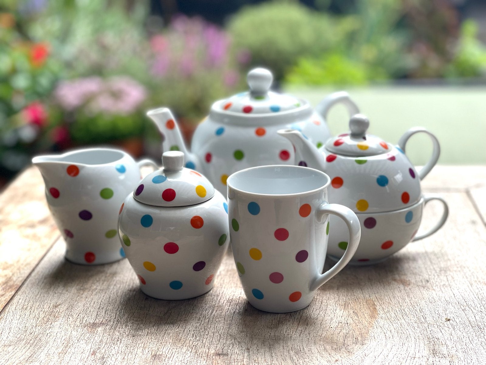 Vrolijk servies met stippen: theepot, melkkan, suikerpot, mo, Ophalen, Overige merken, Keramiek, Nieuw