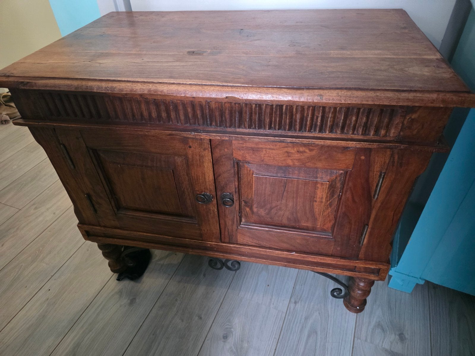 Koloniaal kastje van hout, Ophalen