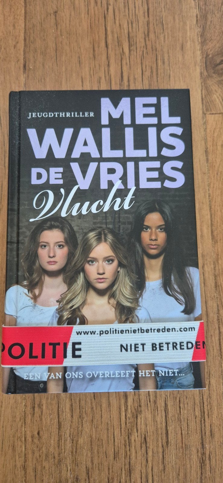 Mel Wallis de Vries - Vlucht (Jeugdthriller), Ophalen, Zo goed als nieuw, Mel Wallis de Vries