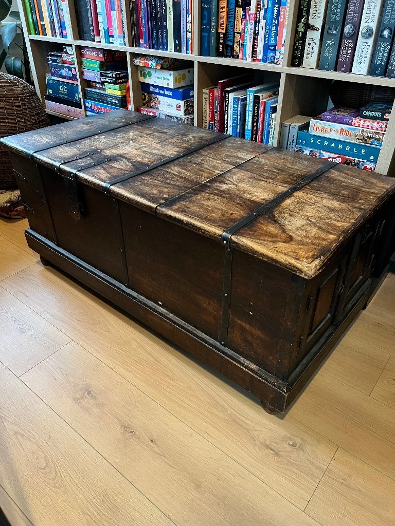 Antieke massief houten kist / salontafel / dekenkist, Ophalen, 50 – 75, Grenenhout, Gebruikt