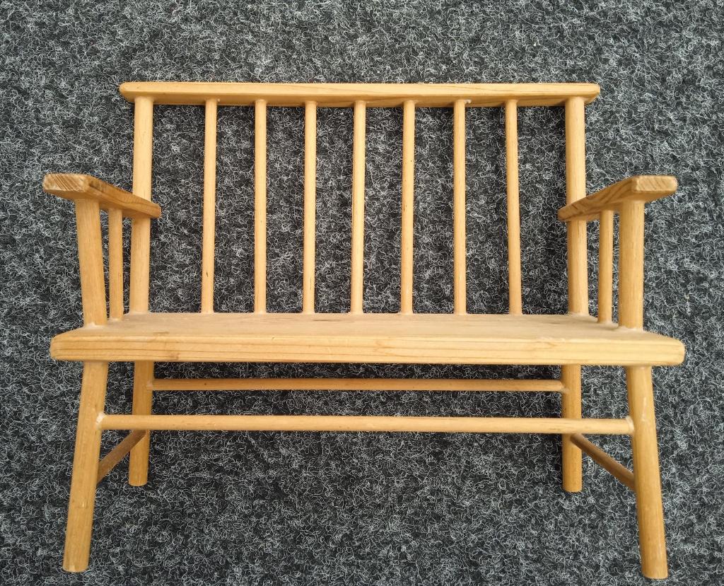 Houten miniatuur spijlenbankje in Windsor of Deacons steil., Ophalen of Verzenden, Gebruikt, Overige typen