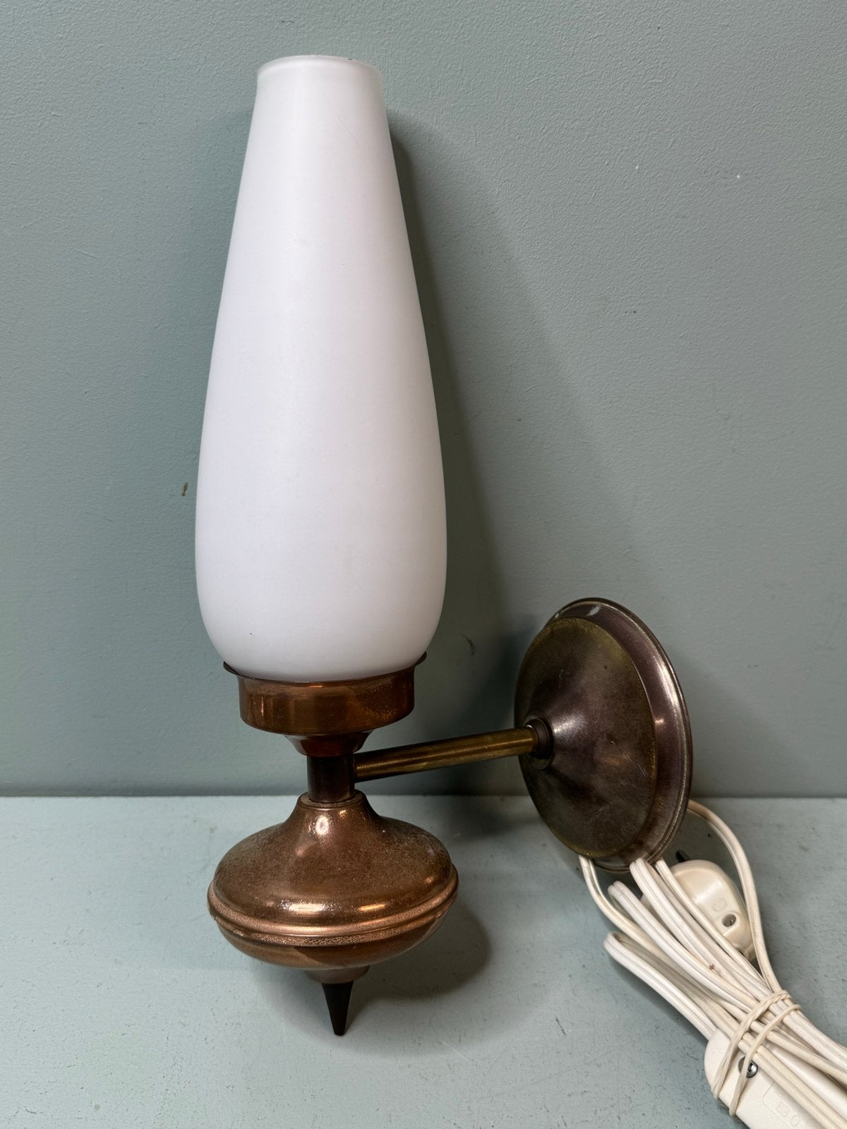 Vintage wandlampje met opaline glas en koperen accenten, Ophalen of Verzenden