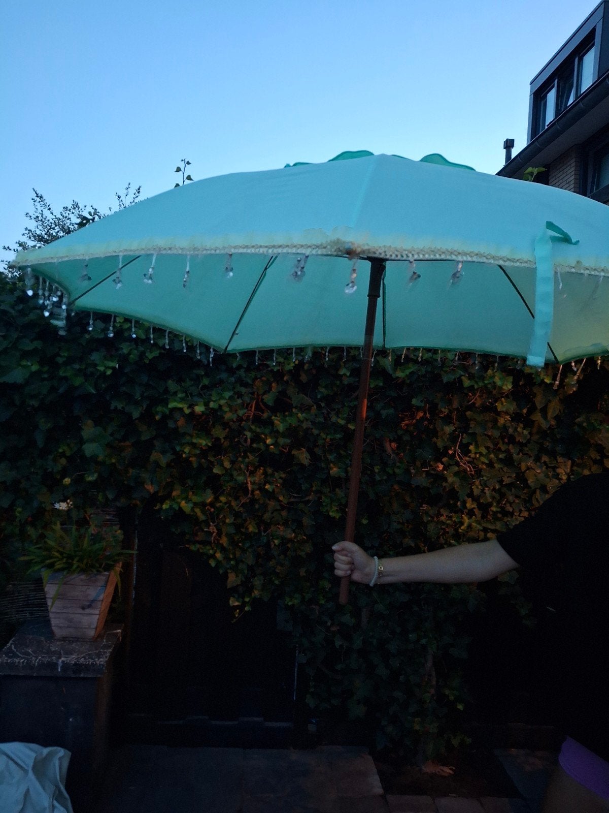 Mooie mint groene parasol met decoratieve hangers, Tuin en Terras, Ophalen of Verzenden, Gebruikt, 1 tot 2 meter, Stokparasol