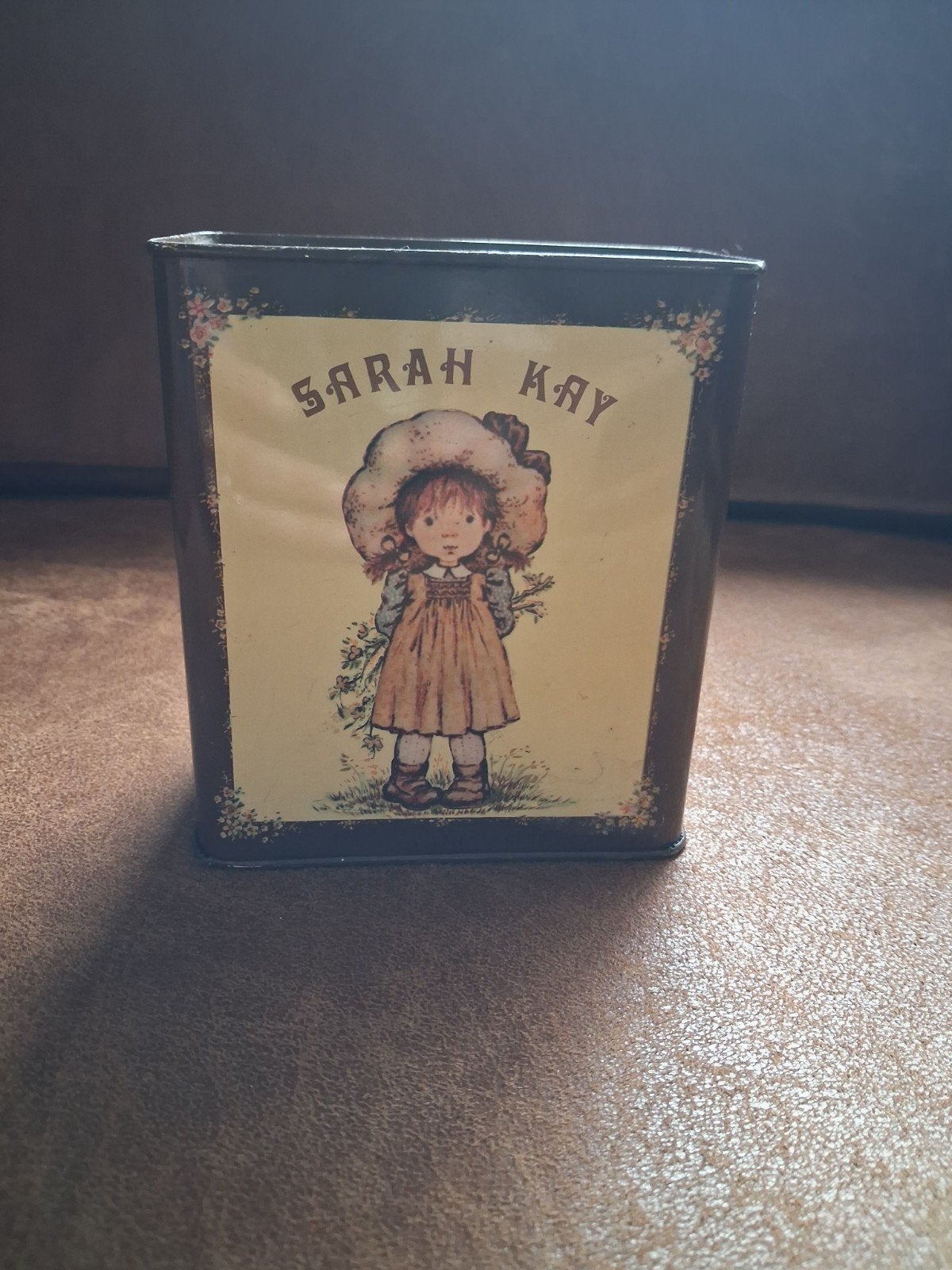 Vintage Sarah Kay spaarpot blik, Verzamelen, Ophalen of Verzenden, Gebruikt, Metaal of Blik, Strip- of Tekenfilmfiguur