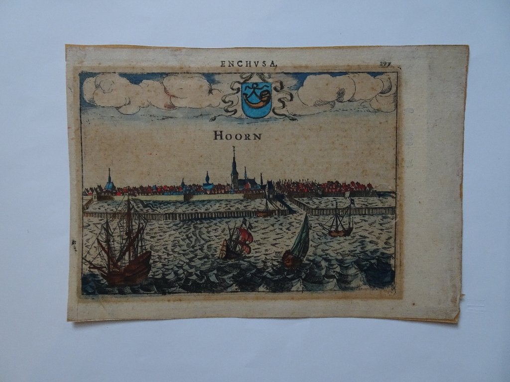 gravure gezicht op Hoorn vanuit zuiden Guicciardini, 1613, Ophalen of Verzenden, Gravure, Handgekleurd