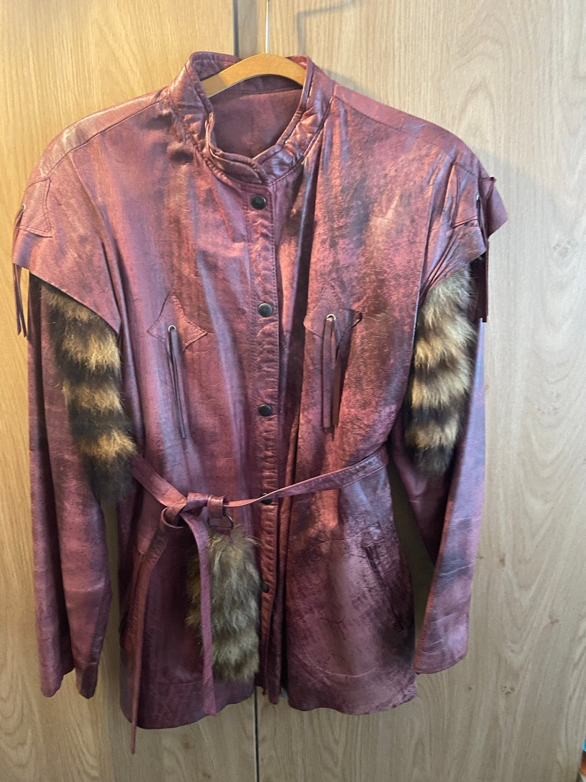 Vintage Leren Jas met Bontdetails - Uniek Design, Ophalen of Verzenden, Gedragen, Maat 38/40 (M), Rood