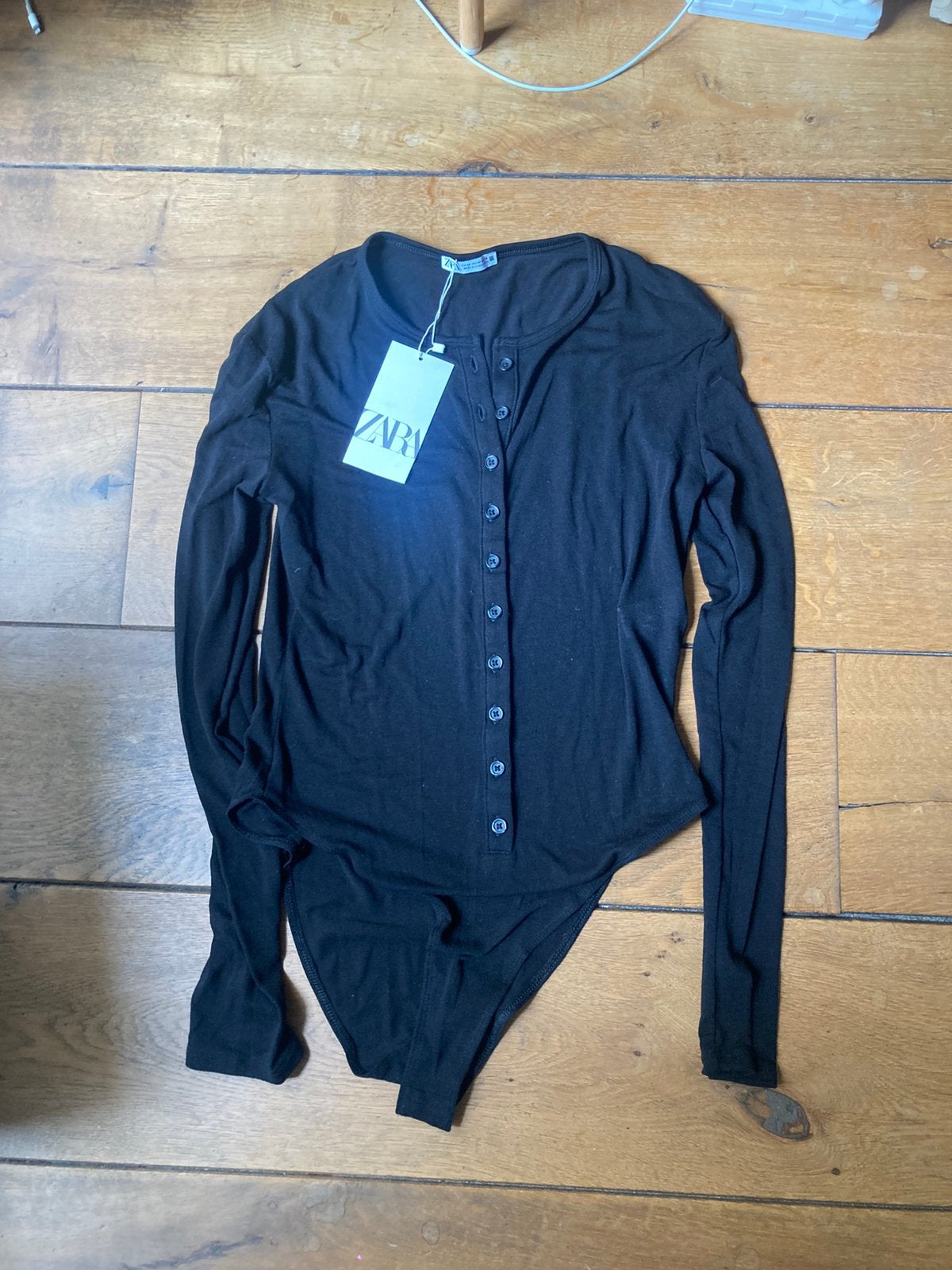 Gloednieuwe hele zachte Zara body met knoopjes, Kleding | Dames, Verzenden, Zwart, Body of Korset
