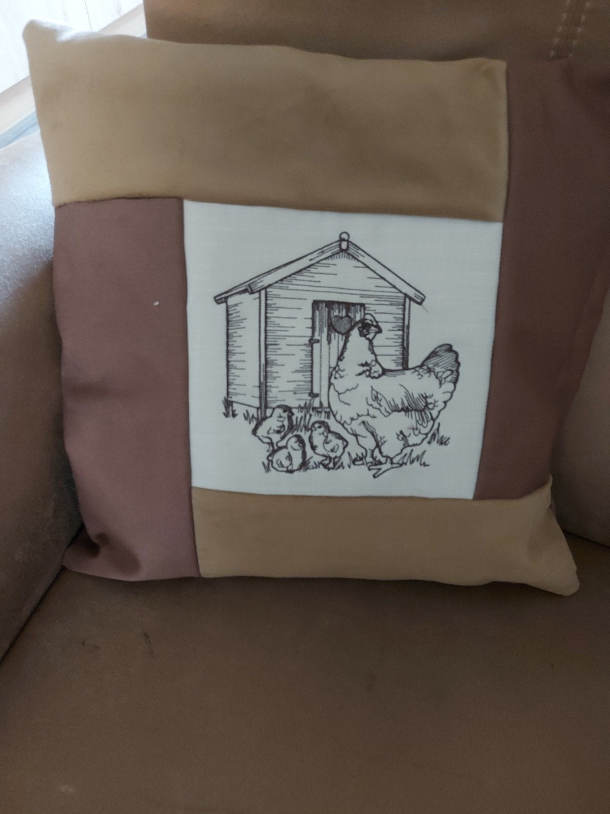 Geborduurd lapje stof met kip en kuikens (50x50cm), 120 cm of meer, Nieuw, Ophalen of Verzenden, Katoen
