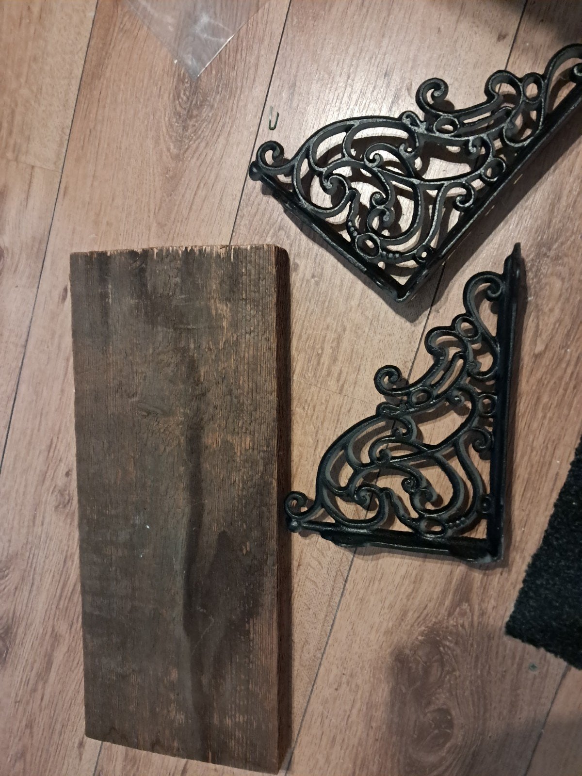 Decoratieve gietijzeren plankdragers met houten plank, Ophalen of Verzenden, Nieuw