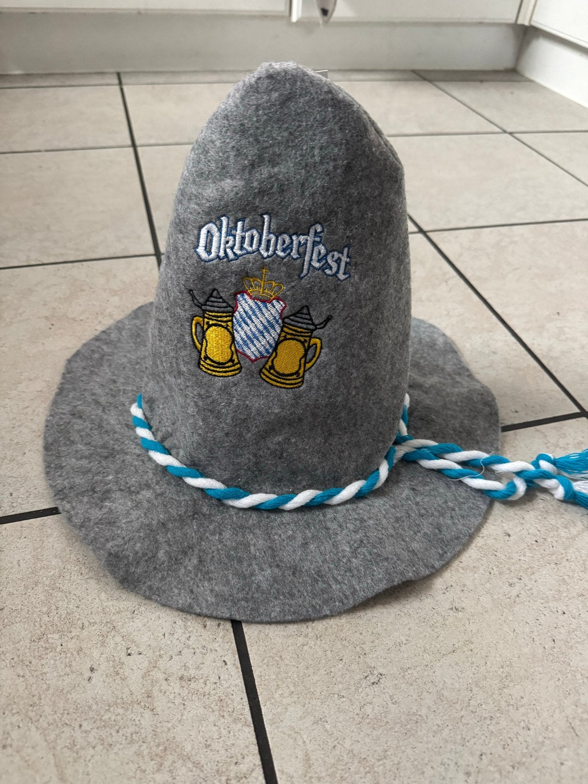 Oktoberfest Hoed Grijs met Blauw/Wit Koord, Ophalen of Verzenden, Zo goed als nieuw, One size fits all, Hoed