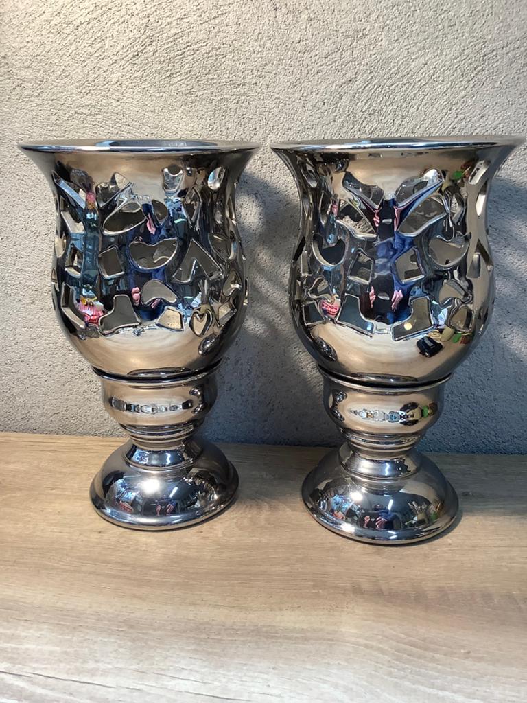 Zilverkleurige opengewerkte kandelaars op voet, Ophalen of Verzenden, Overige materialen, Minder dan 25 cm