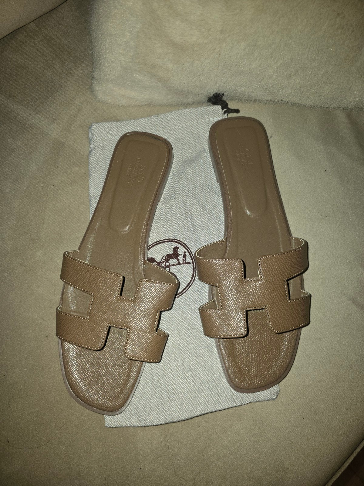 Taupe Slippers voor smalle voetjes, Ophalen of Verzenden, Zo goed als nieuw