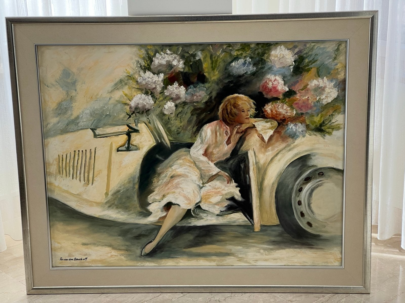 Schilderij: Vrouw in klassieke auto met bloemen, Antiek en Kunst, Figuren, Handgeschilderd, Ophalen of Verzenden, Olieverf