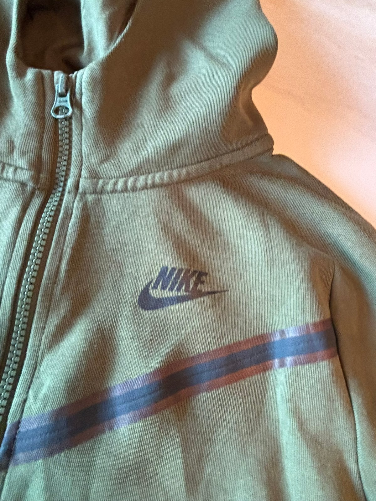 Beschrijving	Nike trainingspak leger groen (maat 147-158), Ophalen of Verzenden, Gebruikt, Jongen of Meisje, Sport- of Zwemkleding