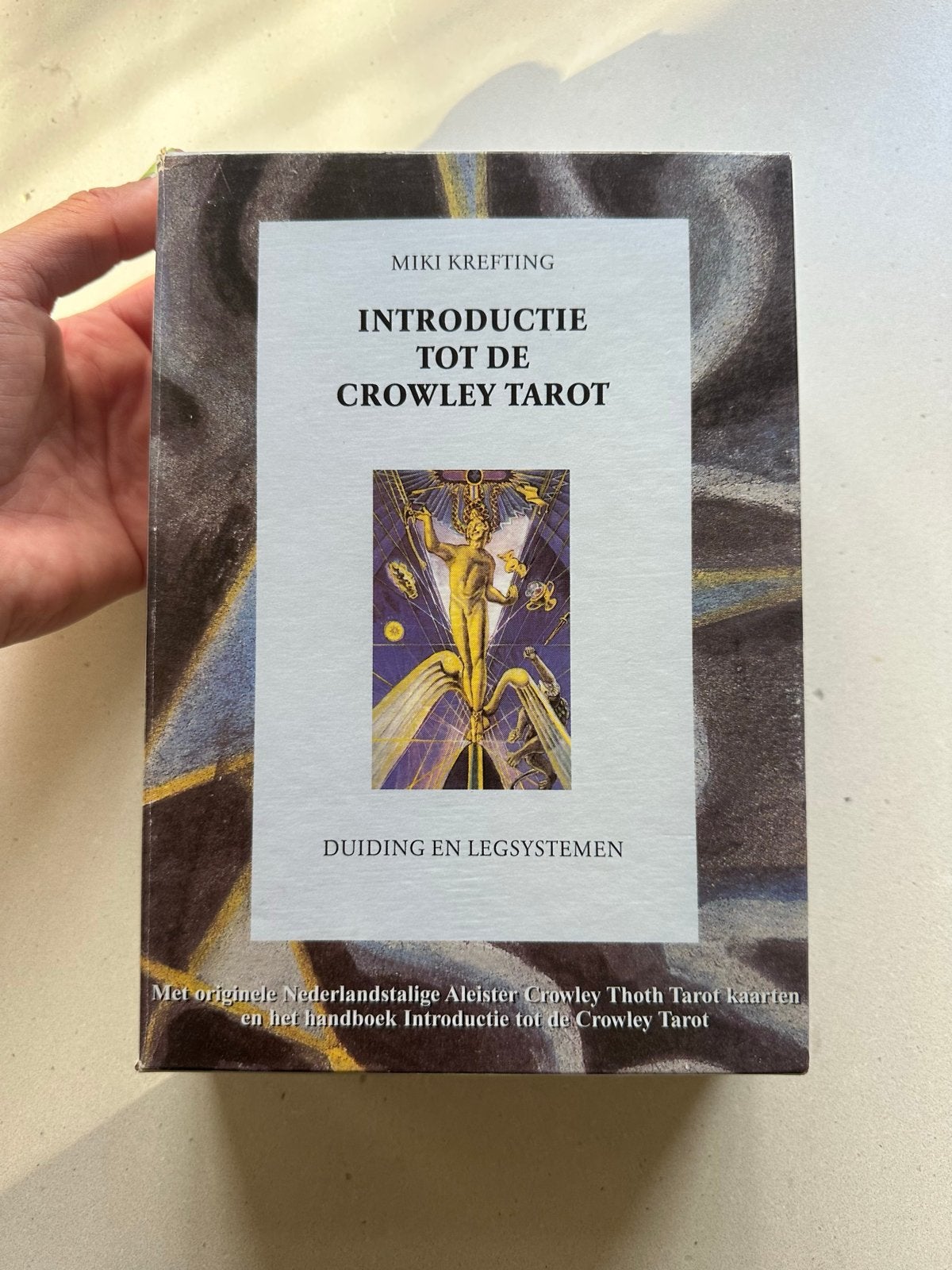 Oude Aleister Crowley Thoth Tarot met boek en kaarten, Boeken, Ophalen of Verzenden, Zo goed als nieuw, Tarot of Kaarten leggen