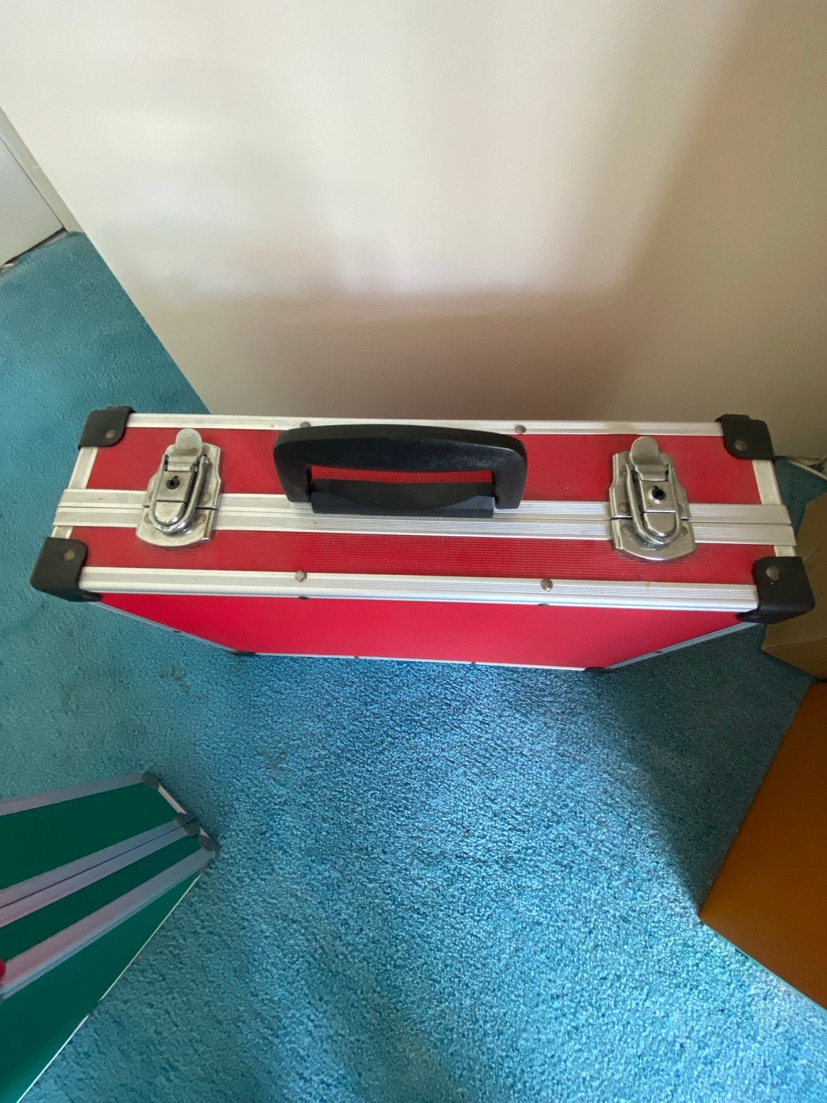 Rode aluminium koffer met slot, Sieraden, Tassen en Uiterlijk, Ophalen, Gebruikt, 50 tot 60 cm, Slot