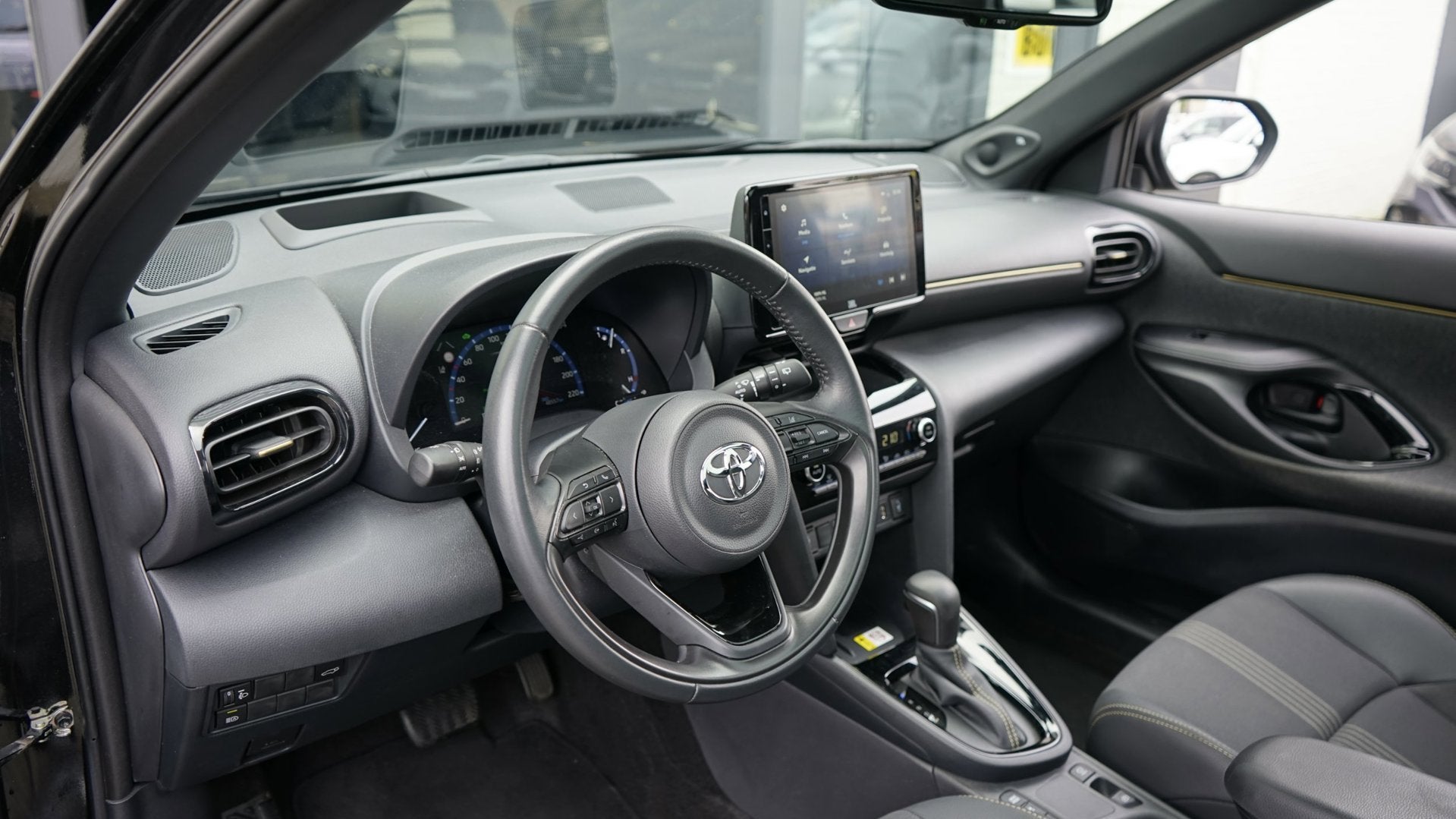 Toyota Yaris Cross 1.5 Hybrid Trail AUTOMAAT-ACC-CAMERA-FULL, Dealer onderhouden, Gebruikt, Adaptive Cruise Control, Zwart