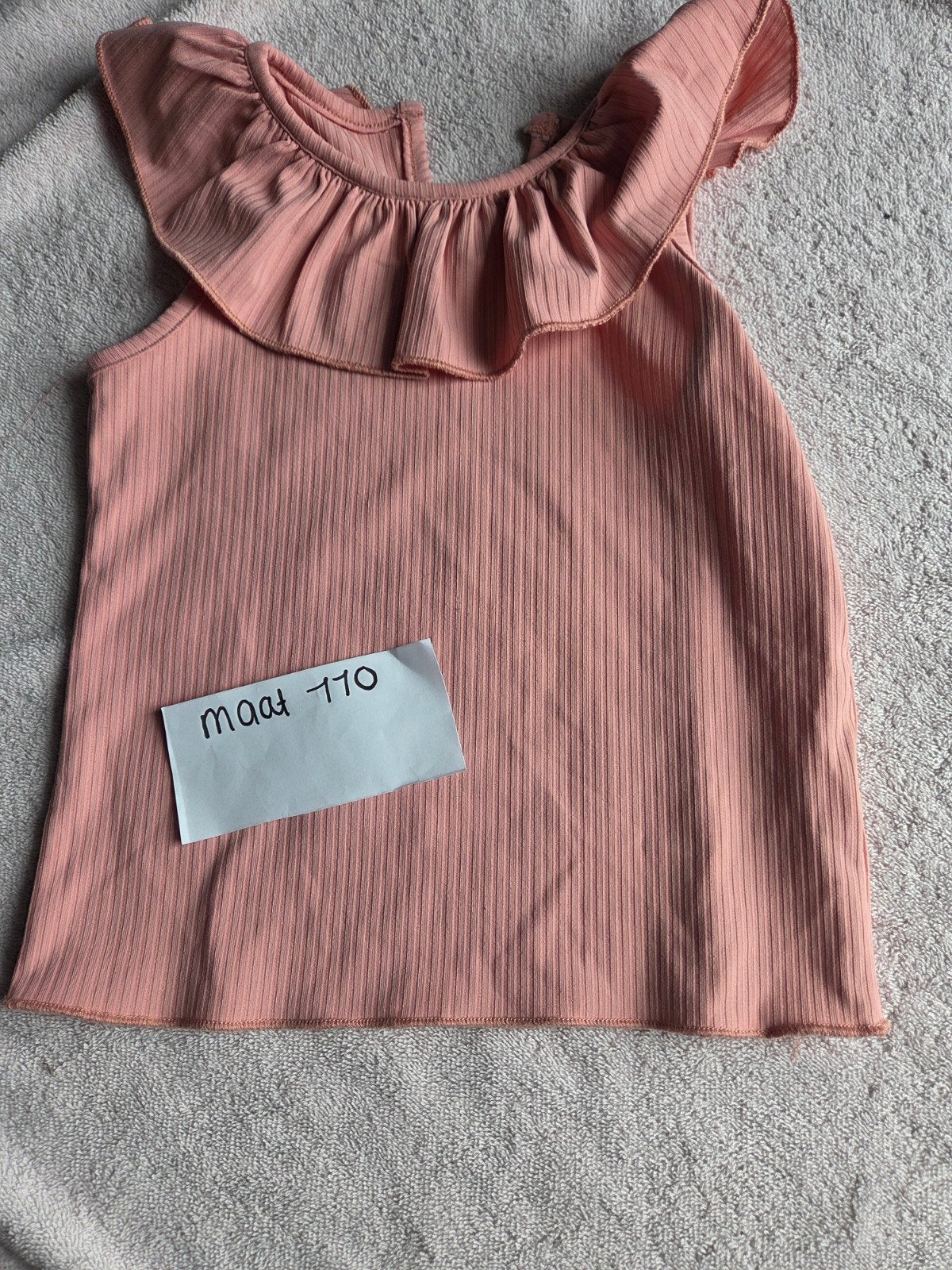 Roze geribbelde top met ruches - Maat 110, Gebruikt, Meisje, Ophalen of Verzenden, Shirt of Longsleeve