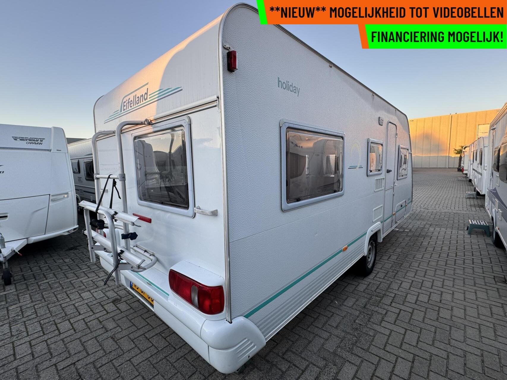Eifelland E500 HOLIDAY SPACIAL, STAPELBED, TREINZIT, DINETTE, Caravans en Kamperen, Serviceluik, 7 tot 8 meter, Bedrijf, Treinzit