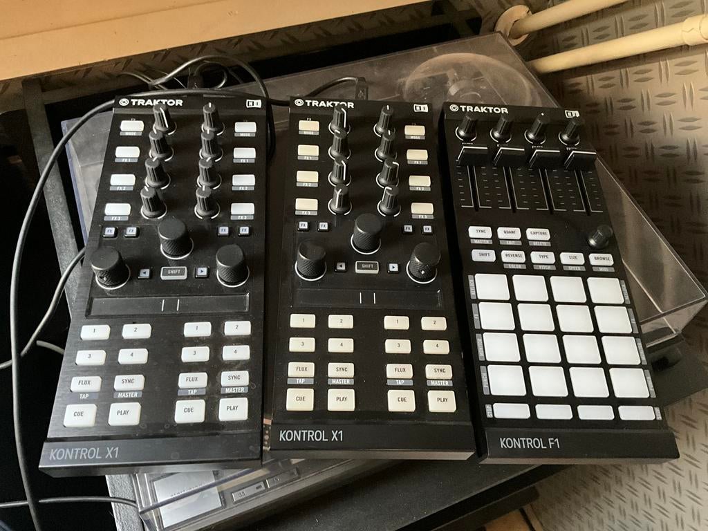 Traktor X1 mk2 en F1, Muziek en Instrumenten, Midi-apparatuur, Ophalen, Zo goed als nieuw