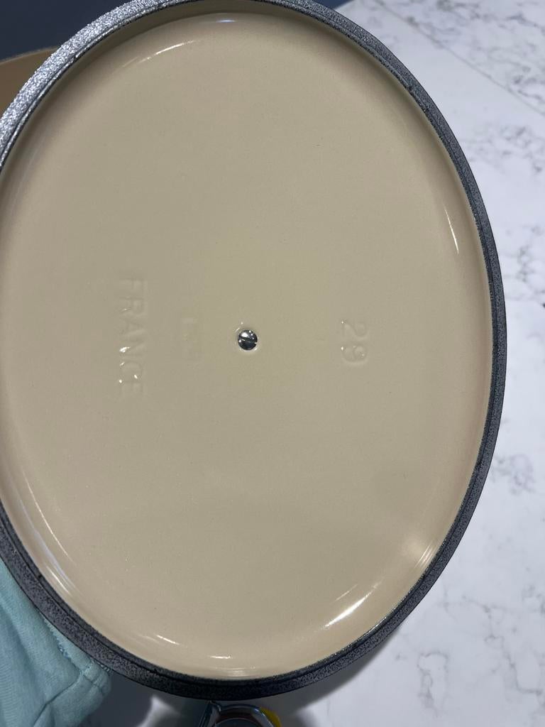 Nieuwe Le Creuset ovale braadpan 29 cm Meringue, Gietijzer, Nieuw, Ophalen of Verzenden, Keramische plaat