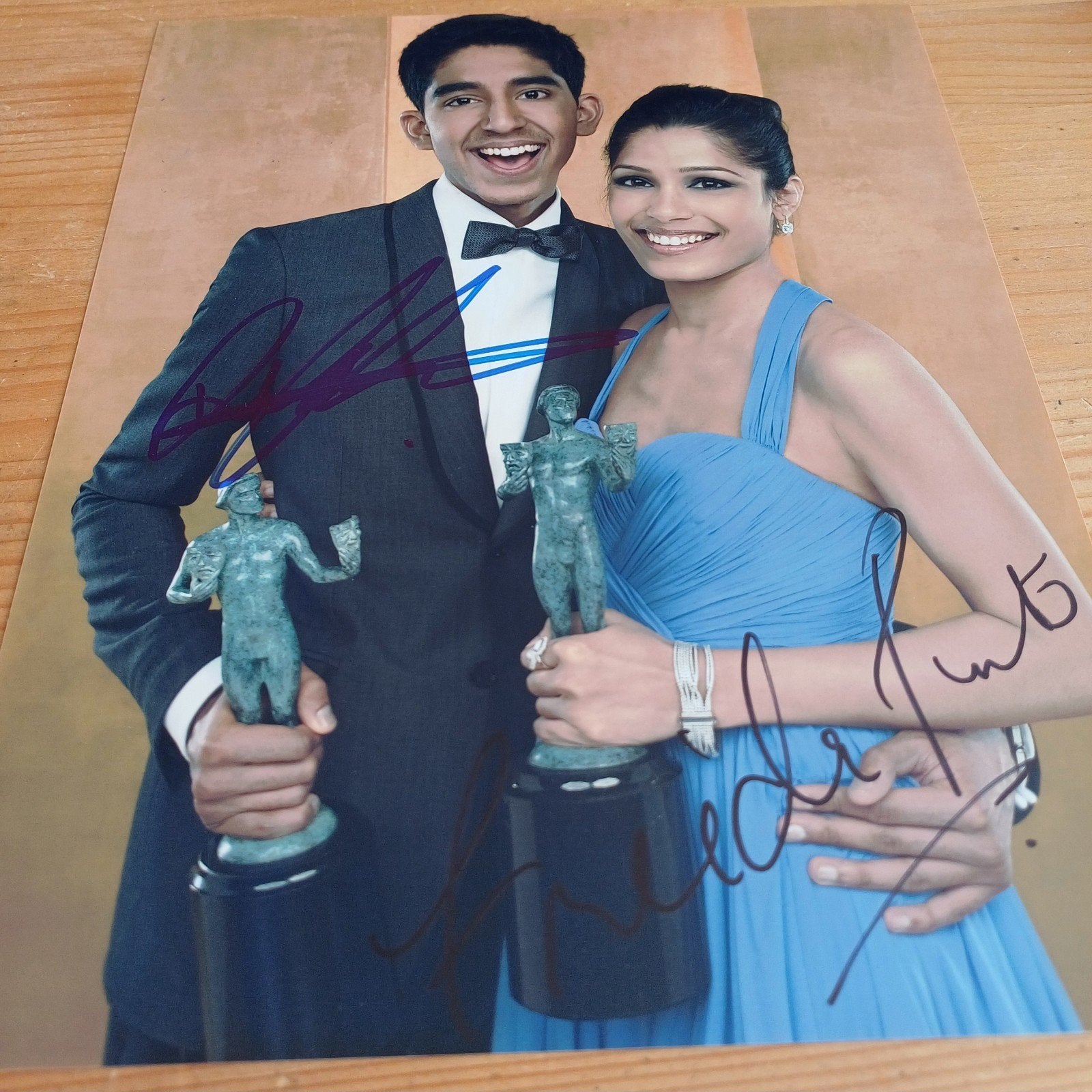 Dev Patel & Freida Pinto handtekening gesigneerde foto 30x20, Ophalen of Verzenden, Zo goed als nieuw, Foto of Kaart