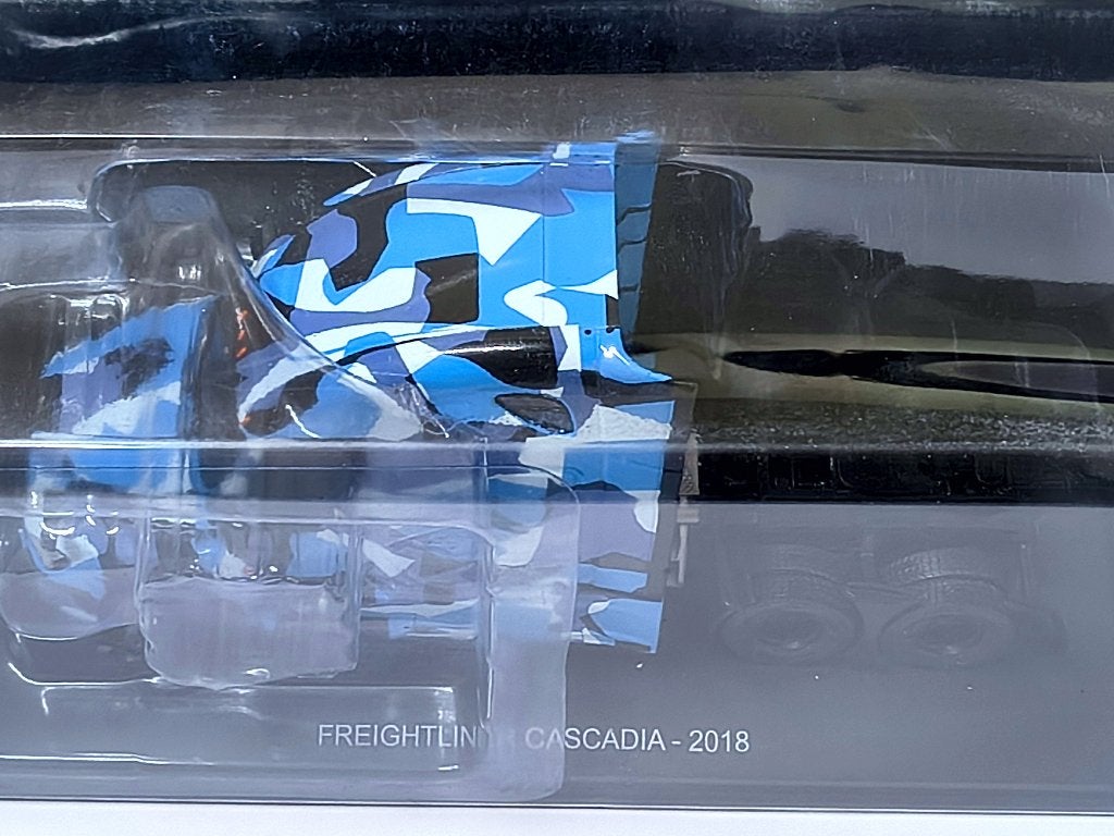 Atlas 2018 Freightliner Cascadia Camo Blauw-Wit, Overige merken, Nieuw, https://hachettepartworks.com/en-en/contact.htm, Ophalen of Verzenden